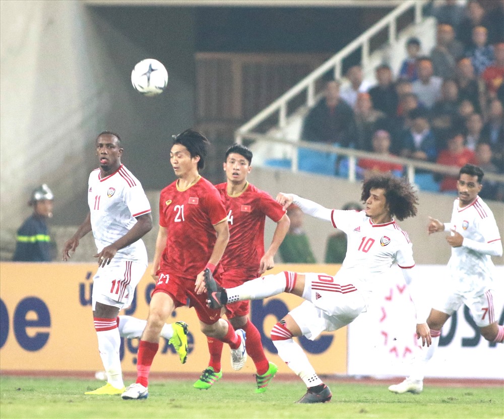 Màn trình diễn “điểm 10” của Tuấn Anh trong chiến thắng 1-0 trước UAE, khi anh hóa giải cả “'Messi Châu Á” Omar Abdulrahman của đại diện Tây Á. Ảnh: H.A