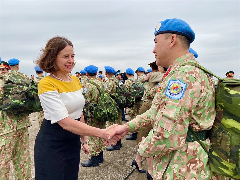 Đại sứ Australia tại Việt Nam Rubyn Mudie chia tay các thành viên của Bệnh Viện Dã Chiến Cấp 2 Số 2. Ảnh: ĐSQ Australia