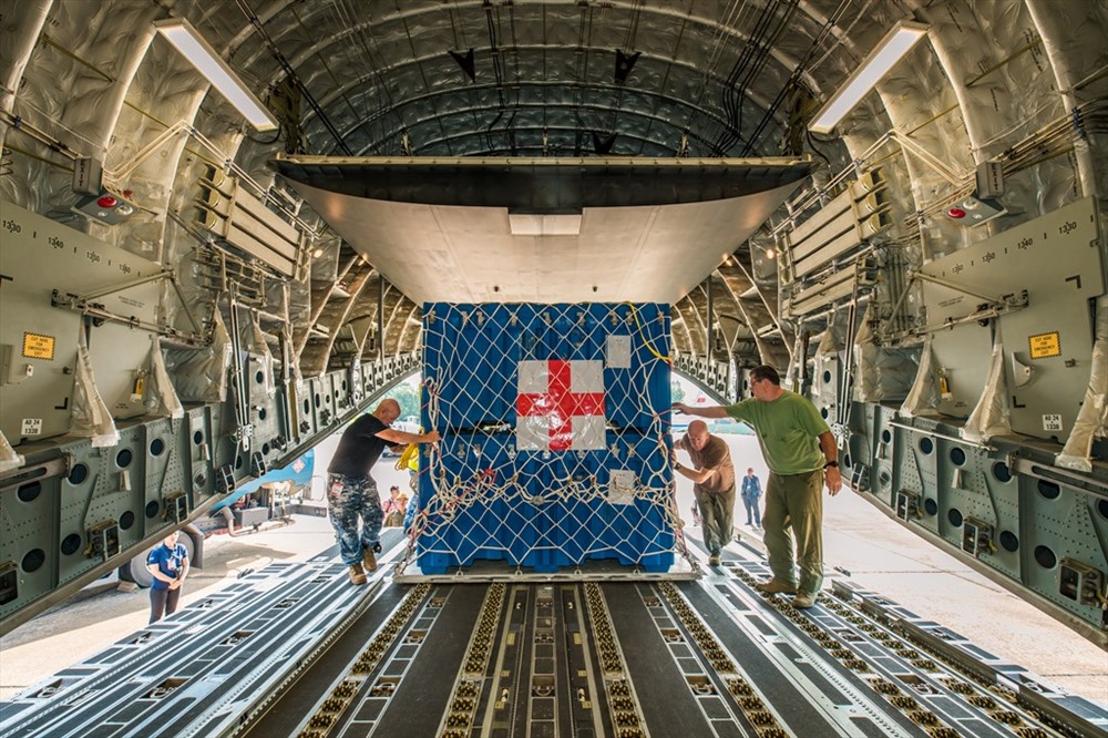 Vận chuyển trang thiết bị bệnh viện vào khoang hàng hóa của máy bay C17. Ảnh: ĐSQ Australia