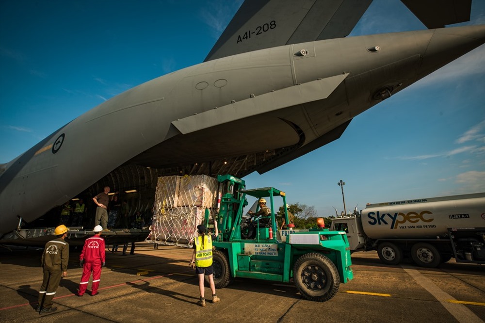 Vận chuyển trang thiết bị bệnh viện vào khoang hàng hóa của máy bay C17. Ảnh: ĐSQ Australia