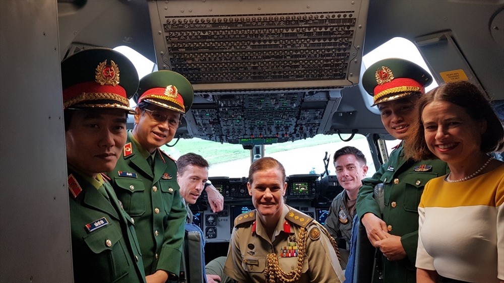 Đại sứ Australia tại Việt Nam Robyn Mudie và Trung tướng Đỗ Quyết, Giám đốc Học viện Quân y thăm buồng lái của máy bay vận tải C-17A Globmaster. Ảnh: ĐSQ Australia