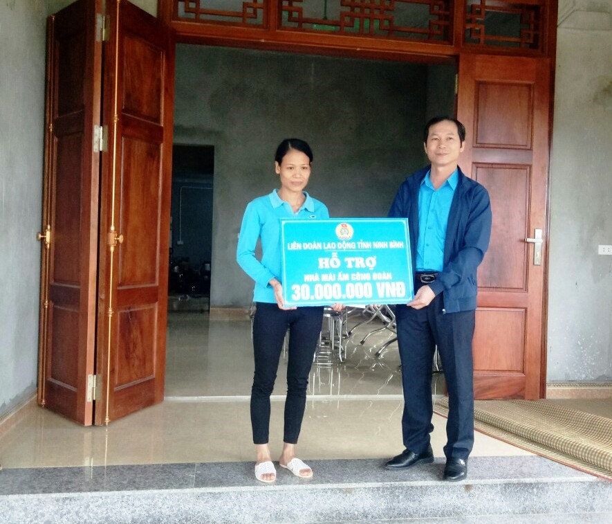 Đại diện lãnh đạo LĐLĐ tỉnh Ninh Bình trao tiền hỗ trợ cho gia đình chị Phạm Thị Hà. Ảnh: NT