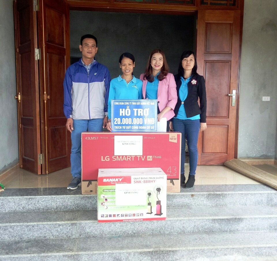 Đại diện CĐCS Công ty TNHH giầy ADORA trao tiền hỗ trợ cho gia đình chị Phạm Thị Hà. Ảnh: NT