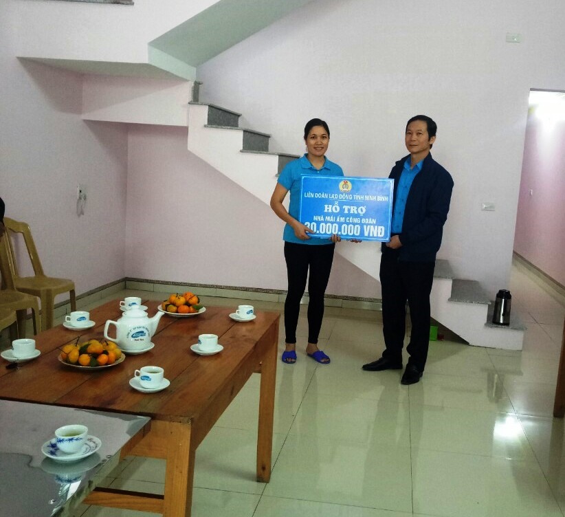 Đại diện lãnh đạo LĐLĐ tỉnh Ninh Bình trao tiền hỗ trợ cho gia đình chị Nguyễn Thị Ninh. Ảnh: NT