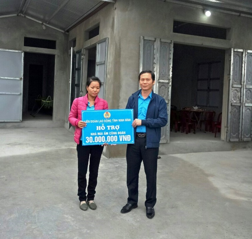 Đại diện lãnh đạo LĐLĐ tỉnh Ninh Bình trao tiền hỗ trợ cho gia đình chị Đinh Thị Thảo. Ảnh: NT