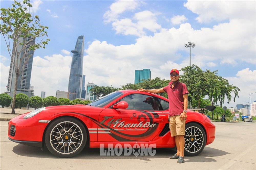 Ngoài sở hữu những chiếc moto siêu “chất“, bộ sưu tập xe của anh Tự còn có chiếc Porsche 987 GTS. Theo một số dân chơi ôtô tại Việt Nam, mẫu xe này cực hiếm và mới chỉ thấy xuất hiện duy nhất một chiếc màu đỏ tại TP.Hồ Chí Minh.