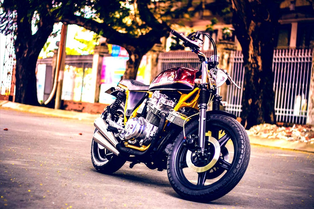 Nhiều bản độ của Tự Thanh Đa cũng gây được chú ý với các trang nổi tiếng về moto trên thế giới. Chiếc Honda CB750 độ hình dáng cafe racer đậm chất cổ điển  mang những nét mới mẻ phù hợp với cuộc sống hiện đại.