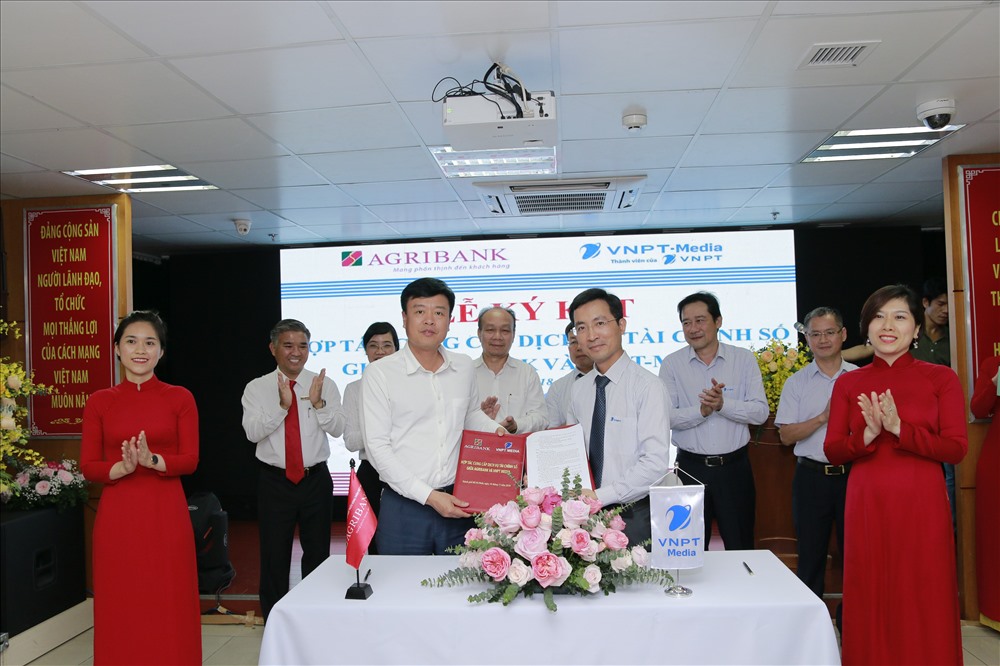 Ông Nguyễn Hải Long- Phó Tổng Giám đốc Agribank và Ông Dương Thành Long- Tổng Giám đốc VNPT-Media tại Lễ ký kết hợp tác