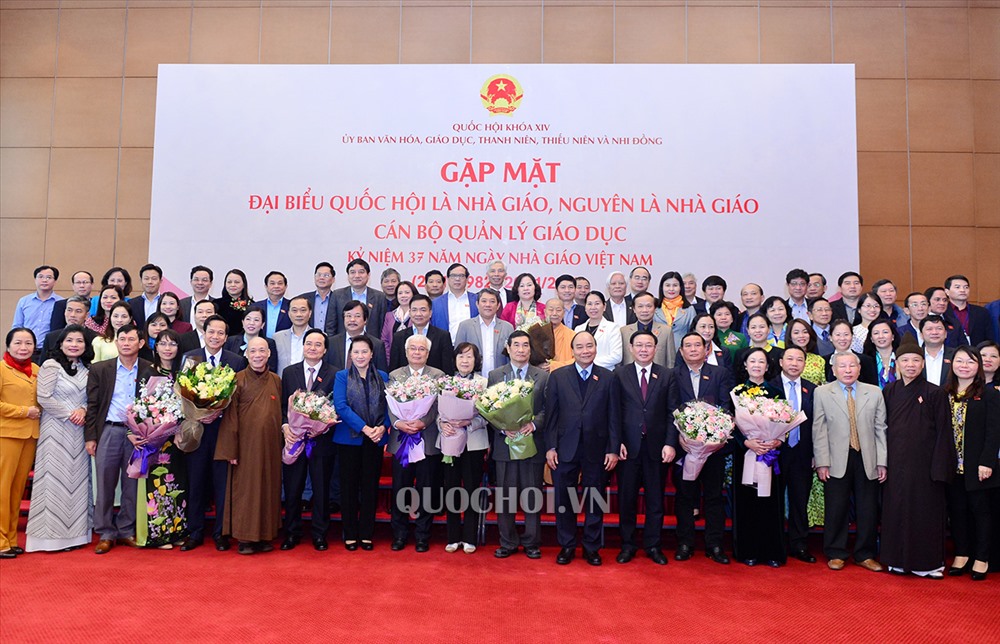 Thủ tướng Nguyễn Xuân Phúc, Chủ tịch Quốc hội Nguyễn Thị Kim Ngân và các đại biểu chụp ảnh lưu niệm với các Đại biểu Quốc hội là nhà  giáo, nguyên là nhà  giáo, cán bộ quản lý giáo dục.