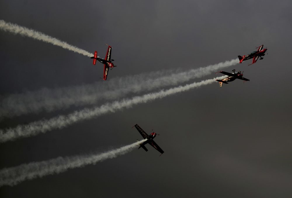 Nhóm bay The Blades của Anh biểu diễn tại Triển lãm hàng không quốc tế Dubai Airshow 2019. Ảnh: AP