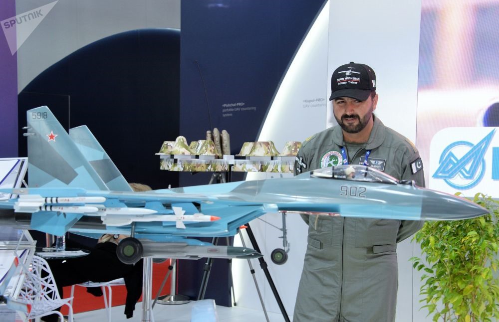 Mô hình máy bay chiến đấu đa năng Su-35 tại Triển lãm hàng không quốc tế Dubai Airshow 2019. Ảnh: Sputnik