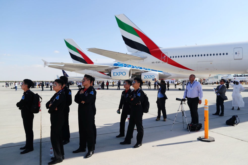 Du khách xem màn biểu diễn trên không tại Triển lãm hàng không quốc tế Dubai Airshow 2019. Ảnh: Reuters