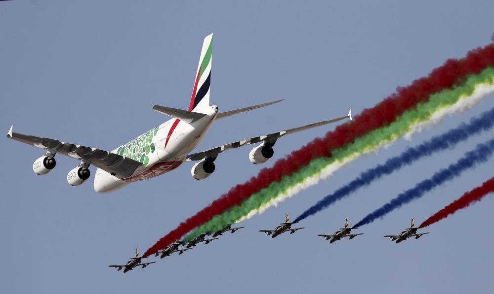 Máy bay A-380 của hãng hàng không Emirates và đội bay Hiệp sĩ trình diễn tại Triển lãm hàng không quốc tế Dubai Airshow 2019. Ảnh: AP