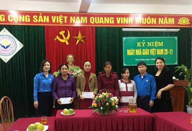 LĐLĐ TP. Hà Tĩnh trao quà cho các giáo viên hoàn cảnh khó khăn