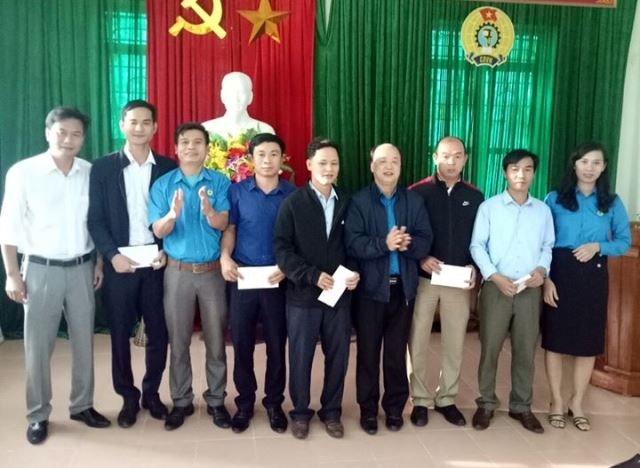 LĐLĐ huyện Vũ Quang trao quà cho 5 giáo viên phải biệt phái xa nhà