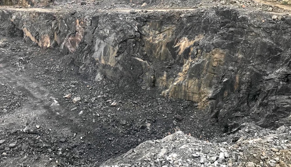 Khu vực mỏ đá âm của Công ty Xi măng Tân Phú Xuân.