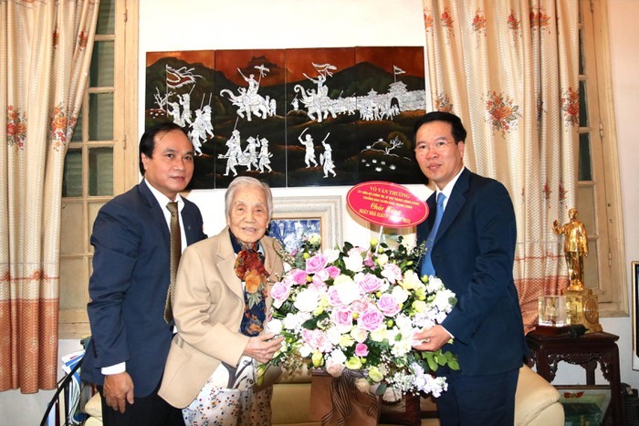 Đồng chí Võ Văn Thưởng tặng hoa đồng chí Nguyễn Thị Bình nhân Nhà giáo Việt Nam 20-11.