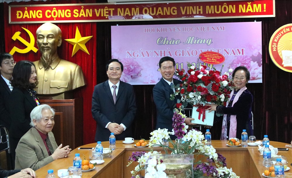 Đồng chí Võ Văn Thưởng và Bộ trưởng Bộ Giáo dục - Đào Phùng Xuân Nhạ tặng hoa chúc mừng đồng chí Nguyễn Thị Doan.