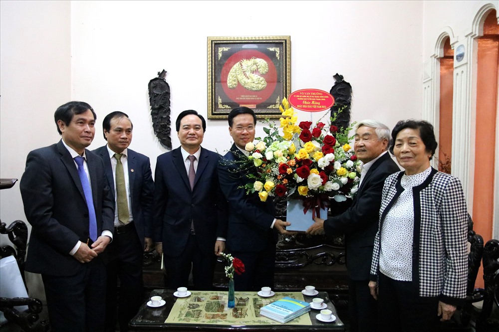 Đồng chí Võ Văn Thưởng và Bộ trưởng Bộ Giáo dục - Đào tạo Phùng Xuân Nhạ tặng hoa chúc mừng GS. VS Phạm Minh Hạc.
