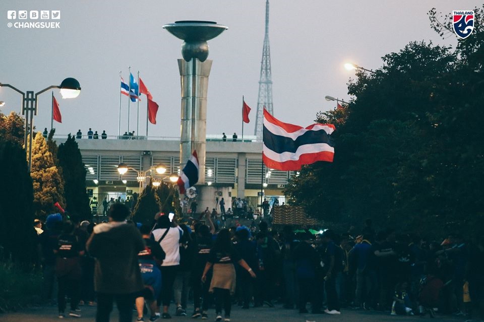 Rất đông cổ động viên Thái Lan đã đổ về SVĐ Mỹ Đình để tiếp lửa cho Voi chiến. Ảnh: FAT