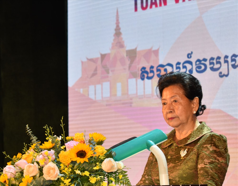 Bà Menh Kossony - Quốc vụ khanh Bộ Văn hóa và Nghệ thuật Vương quốc Campuchia - phát biểu tại buổi lễ khai mạc. Ảnh: Thành Nhân