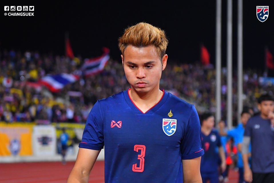 Theerathon Bunmathan thất vọng với màn trình diễn của mình, anh nhận trách nhiệm và gửi lời xin lỗi NHM bóng đá Thái Lan. Ảnh: FAT