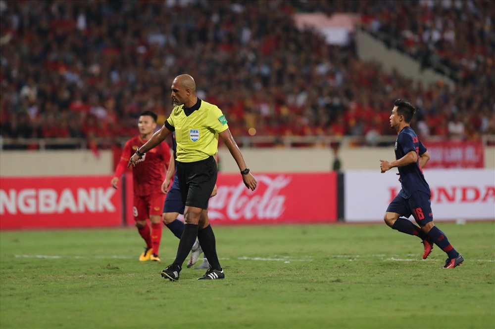 Trọng tài Ahmed Al-Kaf khiến tuyển Việt Nam nhận quả phạt 11m không rõ ràng. Ảnh: Sơn Tùng
