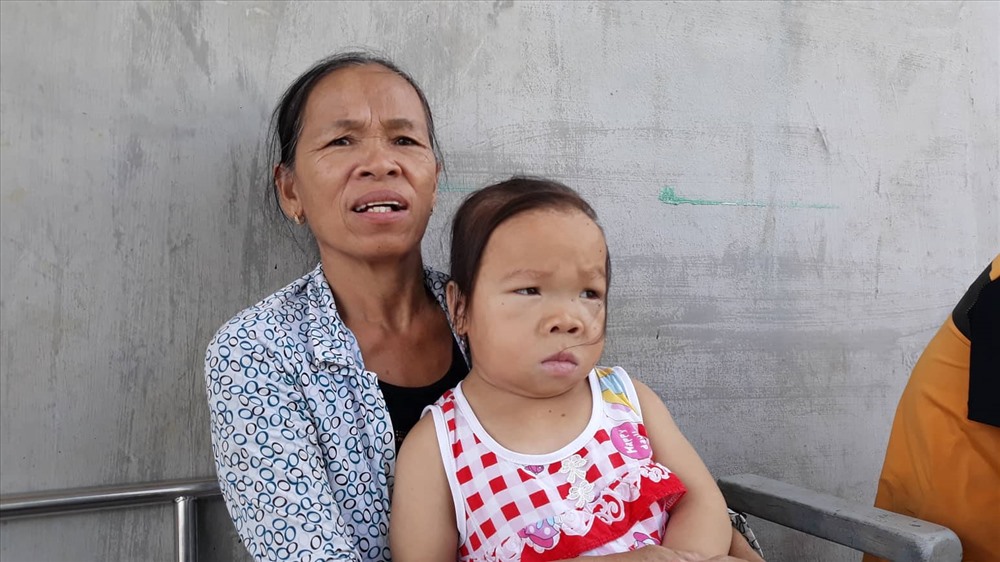 Cũng khó khăn không kém là trường hợp của bà Lưu Thị Trang (xóm 2, thôn Bình Thái), gia đình có hoàn cảnh khó khăn, chồng thì biển cùng còn nhưng thi nhập thì không đánh bao nhiêu, còn bà Trang thì phải ở nhà giữ cô con gái năm nay đã 17 tuổi nhưng không biết gì.