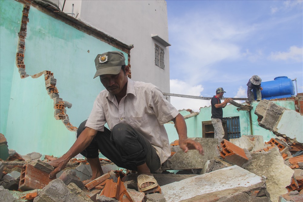Cũng không khá hơn là bao, ông Châu Văn Nhân (53 tuổi, ở thôn Bình Thái) đang cùng bà con hàng xóm dọn dẹp lại đống “tàn tích” mà bão số 5 mang tới.