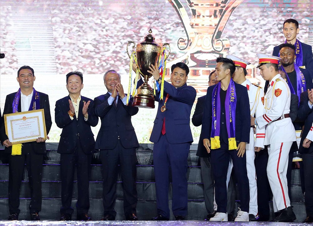 Câu lạc bộ Hà Nội trao cúp vô địch cho lãnh đạo Thành phố Hà Nội. Ảnh: ĐÔNG ĐÔNG