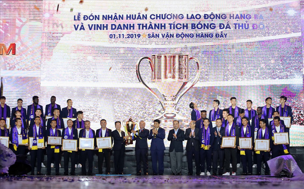 Câu lạc bộ Hà Nội tổ chức lễ vinh danh, đón nhận Huân chương Lao động hạng Ba. Ảnh: Đông Đông