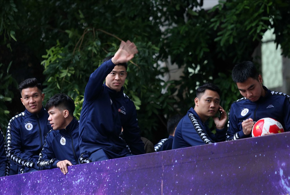 Trước đó, Hà Nội đã tổ chức lễ diễu hành, rước cúp vô địch quanh Thành phố Hà Nội. Ảnh: ĐÔNG ĐÔNG
