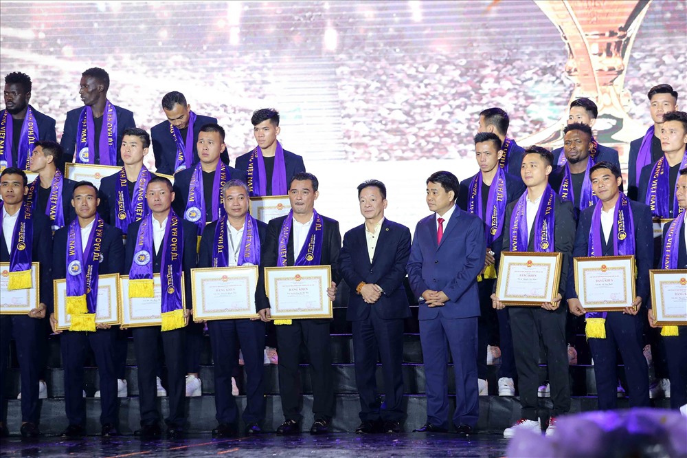 Chủ tịch UBND Thành phố Hà Nội Nguyễn Đức Chung trao tặng bằng khen cho câu lạc bộ bóng đá Hà Nội. Ảnh: ĐÔNG ĐÔNG