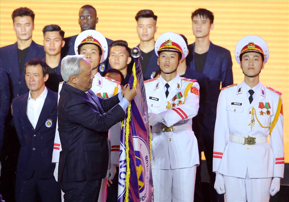 Phó Chủ tịch Quốc hội Uông Chu Lưu trao tặng Huân chương Lao động hạng Ba cho câu lạc bộ Hà Nội. Ảnh: ĐÔNG ĐÔNG