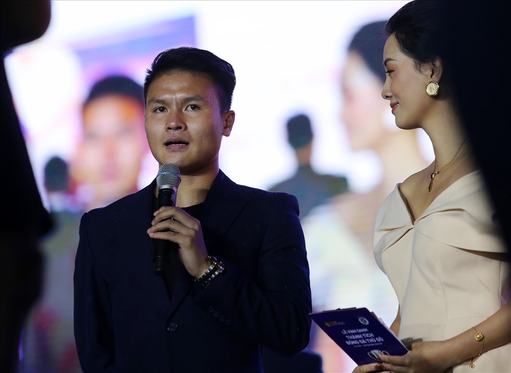 Quang Hải phát biểu trong buổi vinh danh, chàng tiền vệ tài hoa của Đội tuyển Việt Nam hứa sẽ thi đấu tốt hơn nữa trong thời gian tới. Ảnh: ĐÔNG ĐÔNG