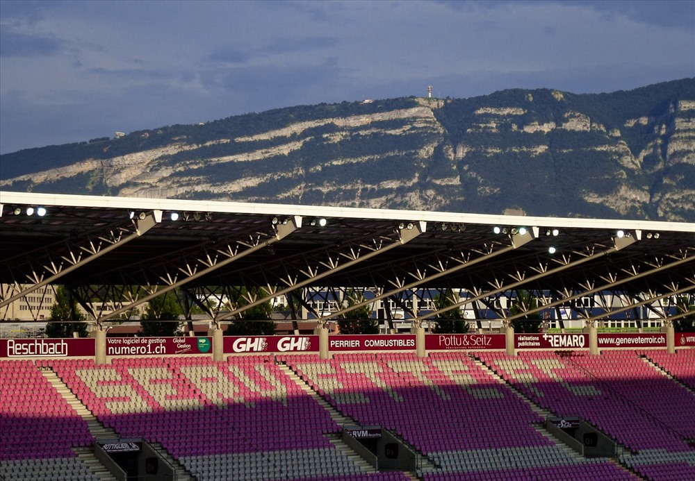 Sân vận động Stade de Genève, sân nhà của Servvette. Ảnh: TFT