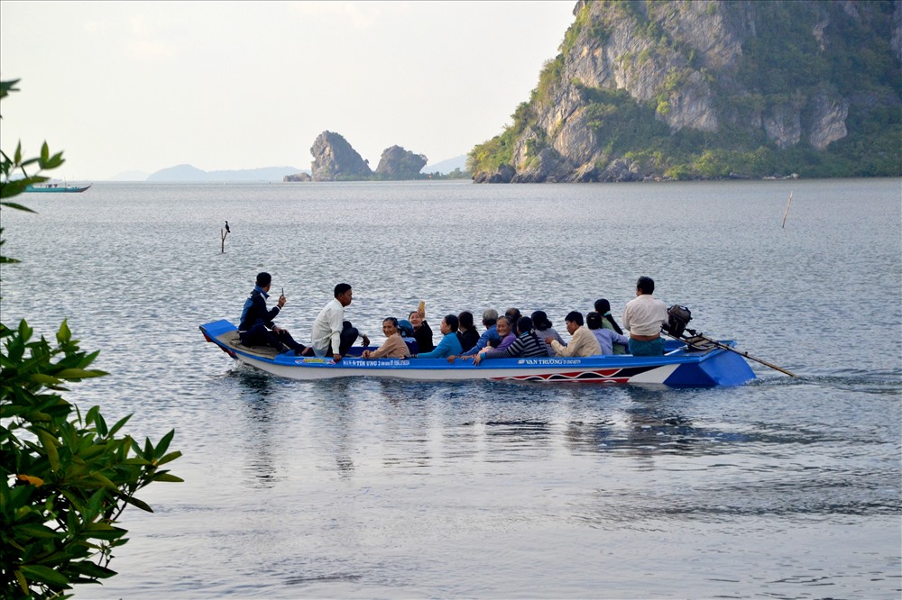 Du khách khám phá danh thắng Hang Tiền nằm ngoài khơi biển Tây. Ảnh: LT