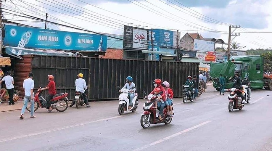 Thùng container rơi xuống đường đè trúng 3 người đi xe máy. Ảnh: AX