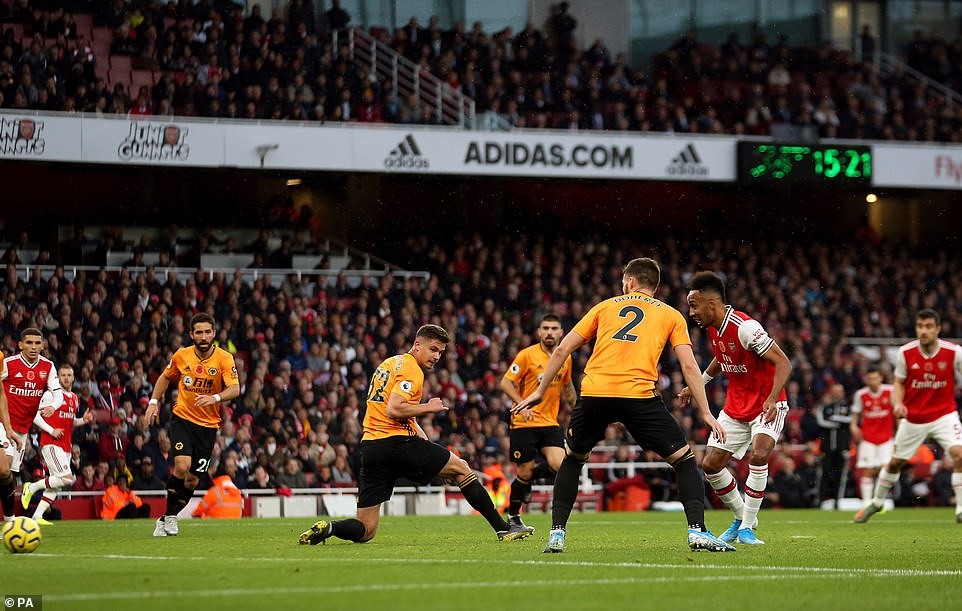 Aubameyang ghi bàn trong ngày đeo băng đội trưởng Arsenal. Ảnh: Reuters