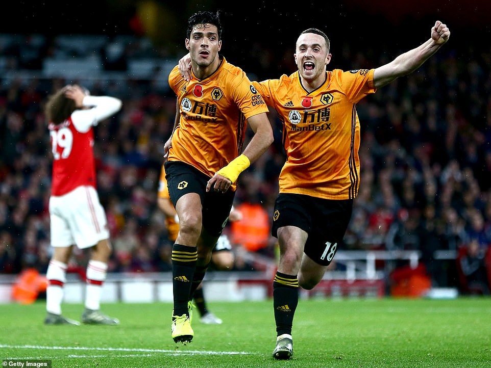 Jimenez (áo vàng bên trái) đã có 4 bàn tại Premier League mùa này. Ảnh: Reuters