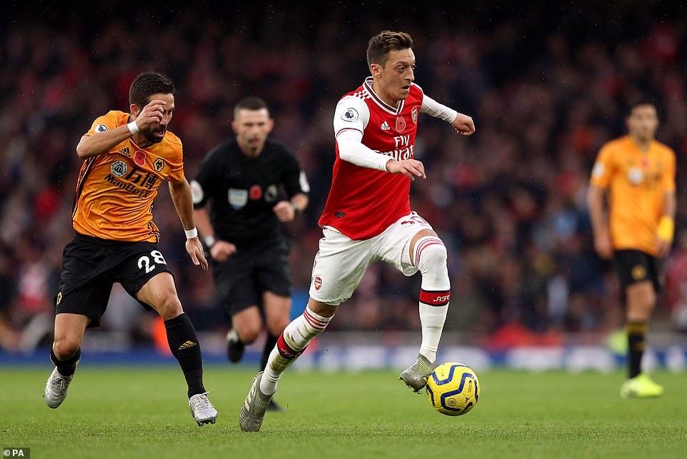 Đây mới là trận đá chính thứ hai của Mesut Ozil (áo đỏ trắng) tại Premier League mùa này. Ảnh: PA.