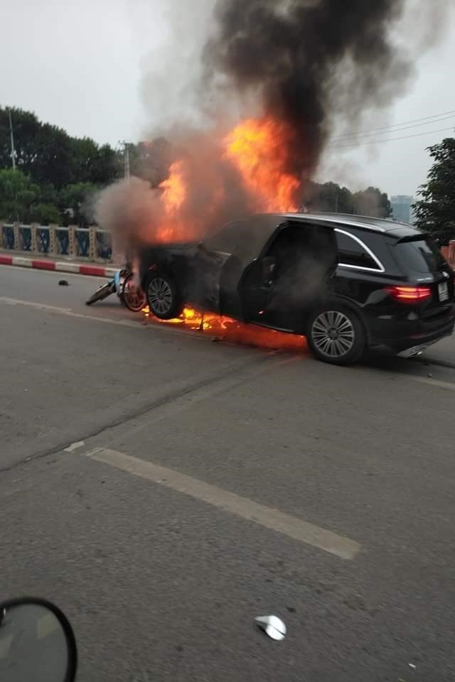 Vụ  tai nạn xảy ra vào sáng 20.11 trên cầu Hoà Mục, quận Cầu Giấy, Hà Nội.