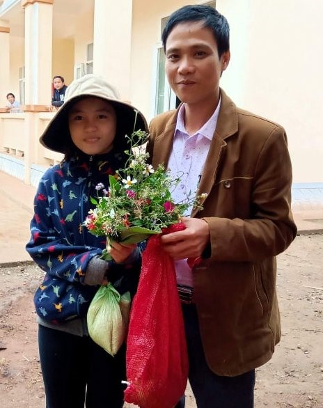 Thầy giáo ở Trường Tiểu học và Trung học Cơ sở A Xing cũng nhận được quà là bó hoa dại và gạo nếp. Ảnh: GV.