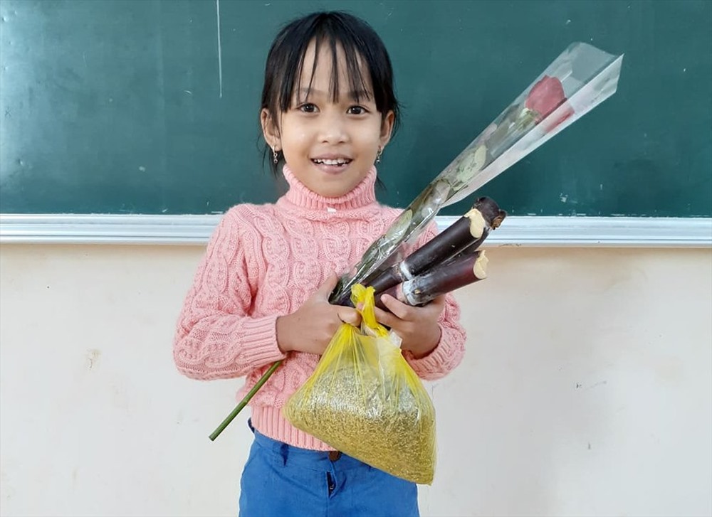 Ngoài món quà của San, cô giáo Ngọc nhận được thêm vài đốt mía, gạo nếp và cả hoa hồng. Ảnh: GV.