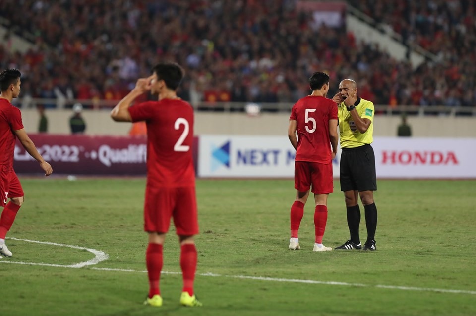 Trọng tài Ahmed Al-Kaf bị các cầu thủ Việt Nam phản ứng vì các quyết định tranh cãi. Ảnh: Sơn Tùng