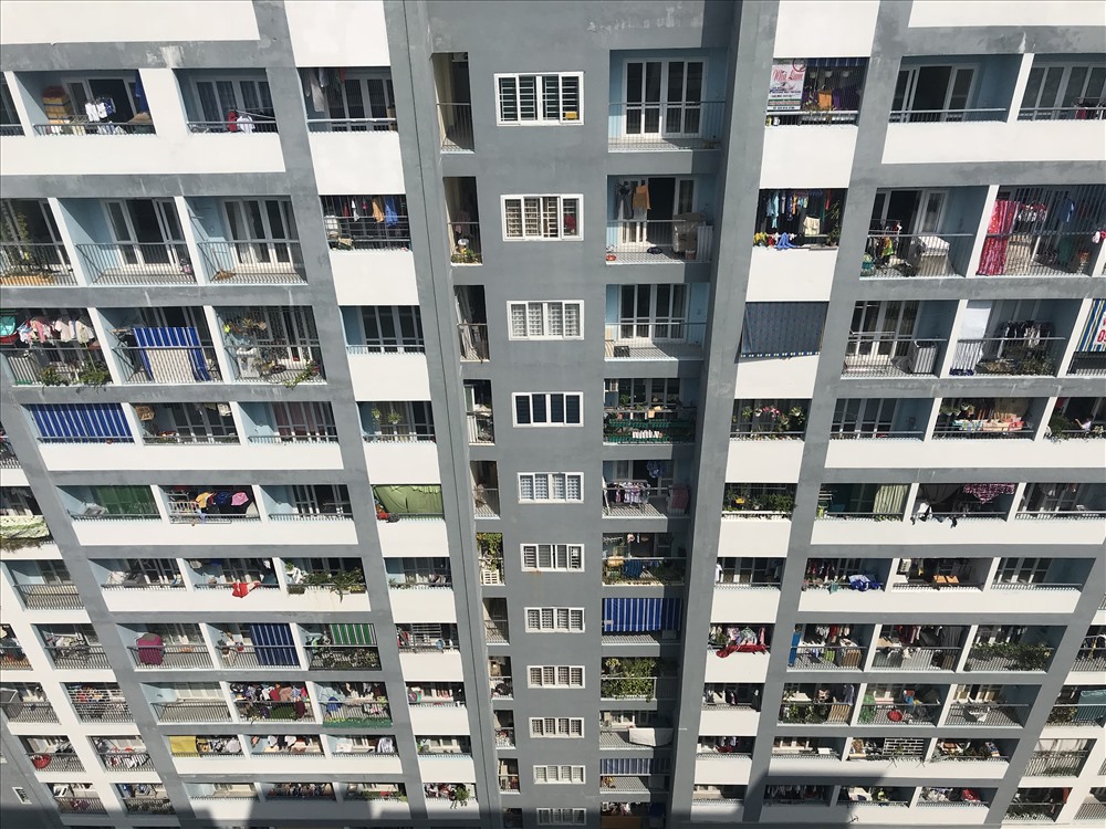 Nhiều hộ dân sống ở tầng 12 ở hai khu chung cư E1 và E2 ở gần khu công nghiệp Hòa Khánh (quận Liên Chiểu, TP.Đà Nẵng) đều cùng chung tâm trạng bức xúc, lo lắng vì những căn hộ của mình bị thấm dột, rò rỉ điện vào những ngày mưa. Ảnh: B.T
