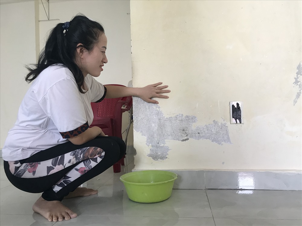 Cùng chung tâm trạng chị Trần Thị Kim Oanh tâm sự, tôi bỏ ra hơn 400 triệu đồng để mua căn hộ này nhưng chỉ dùng được chưa đầy 1 năm thì sơn tường bị bong tróc, điện đặt ngầm trên trần và tường thì bị chập liên miên. Ảnh: B.T