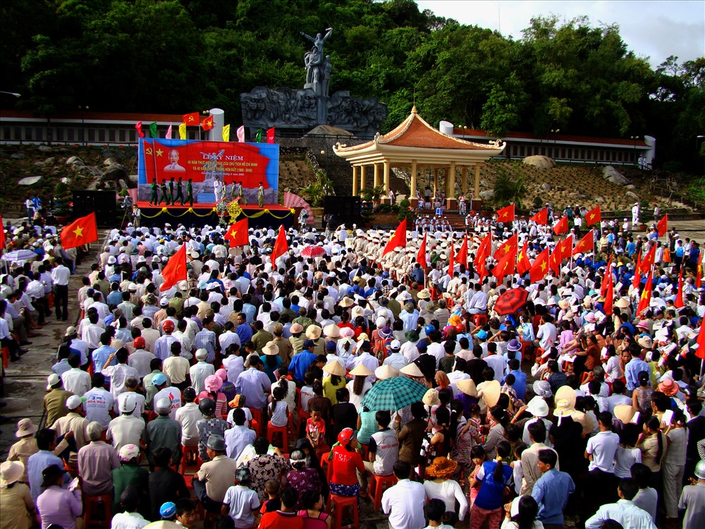 Vào những dịp lễ, khu mộ chị Sứ được nhiều đơn vị chọn làm nơi mít tinh. Ảnh: Lục Tùng