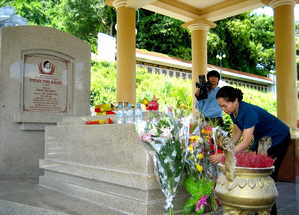 Mộ chị Sứ. Ảnh: Lục Tùng