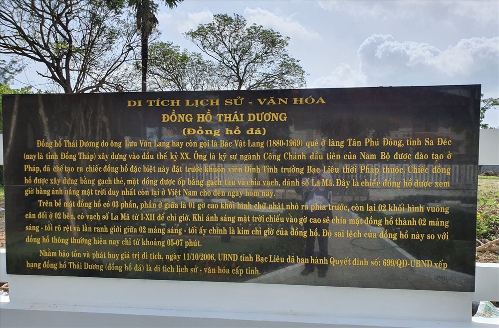 Tấm biển để cho du khách tìm hiểu về chiếc đồng hồ độc nhất Việt Nam (ảnh Nhật Hồ)